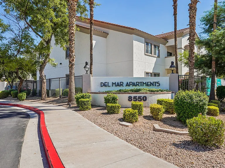 Del Mar Apartments — Photo 27