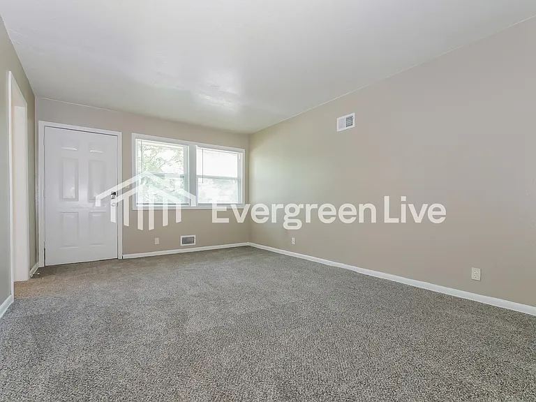 1124 E 84th Ter — Photo 3