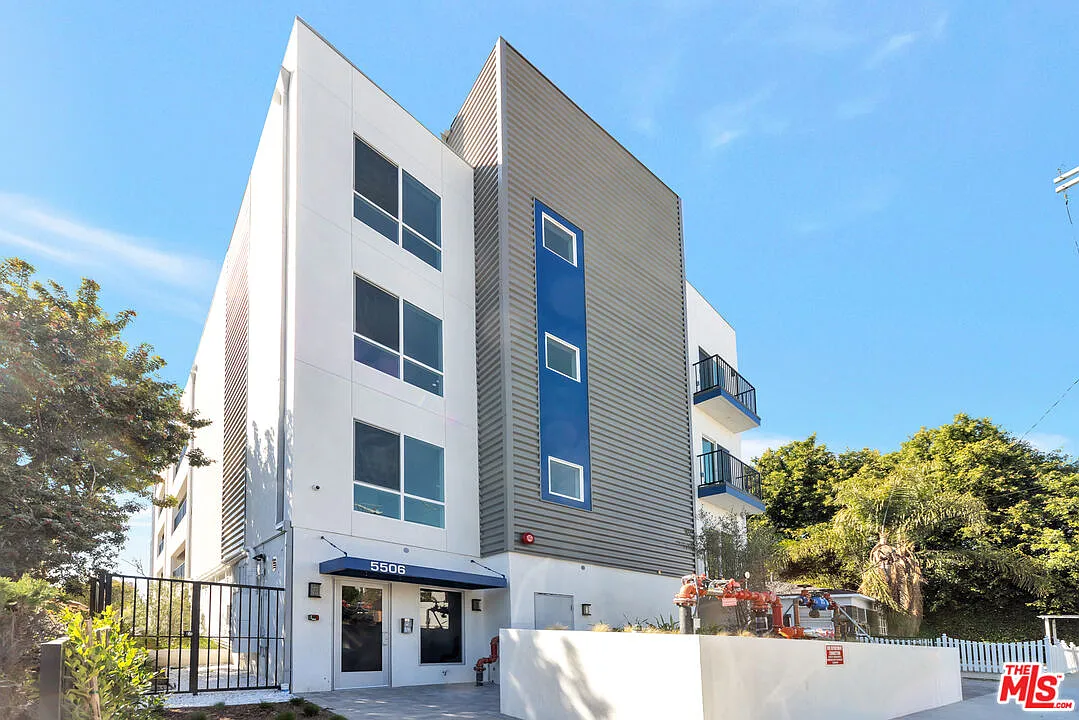 2 bed, 2.0 bath, 900 sqft, $3,100 — Photo 1