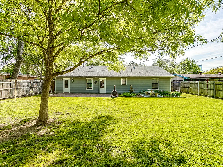 1104 Sproles Dr — Photo 37