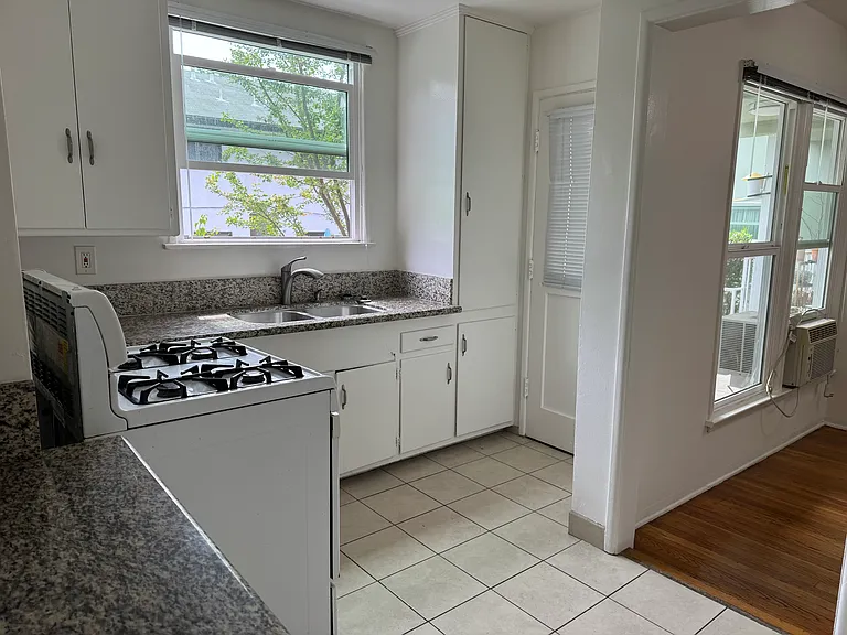 1033 N Sweetzer Ave — Photo 4