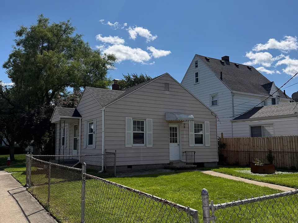 402 W Poinsetta Ave
