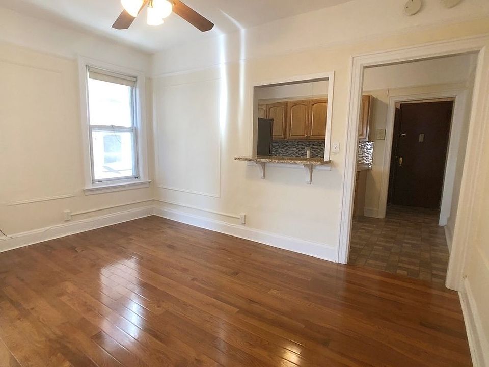 1st image of 2328 28th Ave APT 2R
