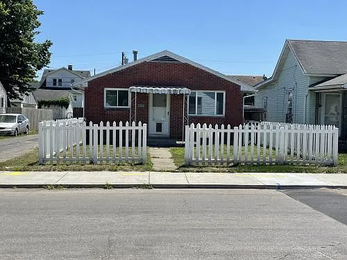 2034 Leo St Photo 1
