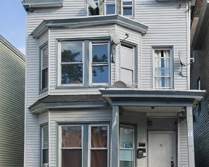 711 E 18th St — Photo 1