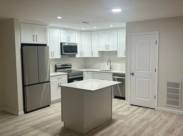 2 Summerfield Ct, Deer Park, NY 11729