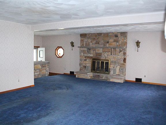 3rd image of 813 Dickinson Dr