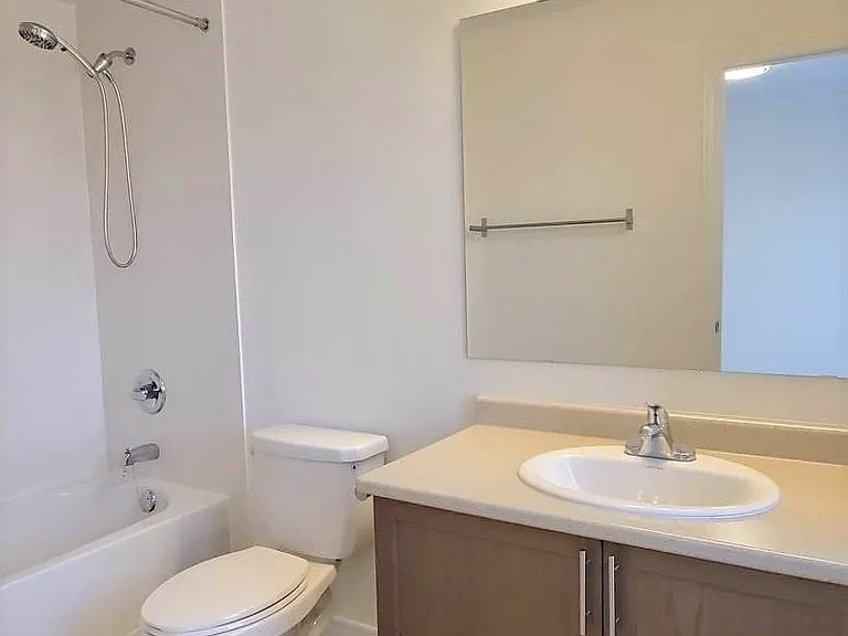 84 Little Britain Cres — Photo 14
