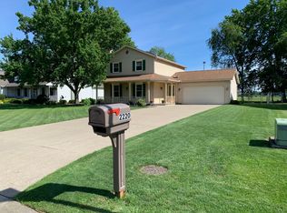 2220 Oak Point Dr, Akron, OH 44321