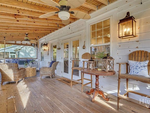 3rd image of 16 6th Avenue