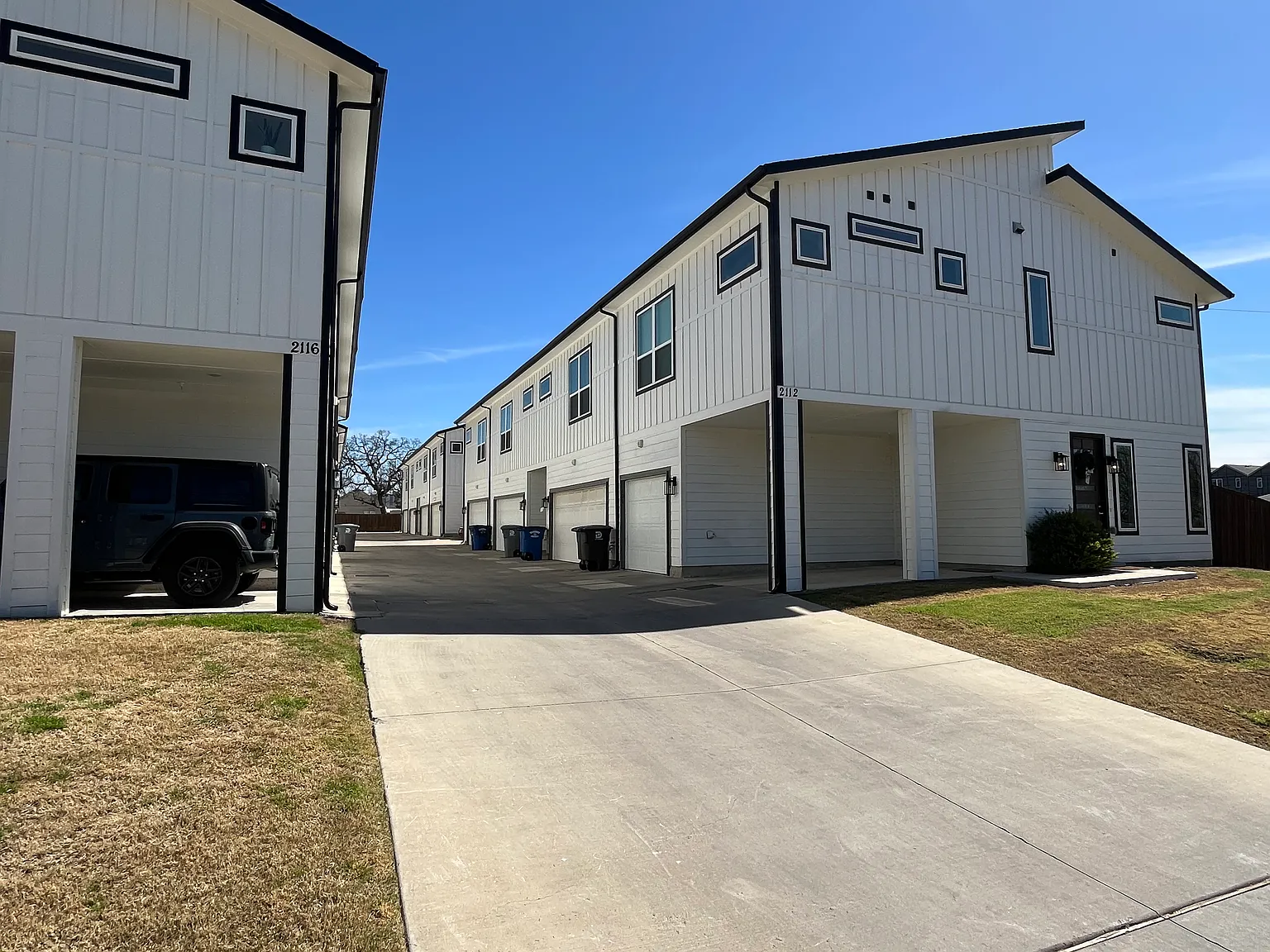 2 bed, 2.5 bath, 1272 sqft, $2,500 — Photo 3