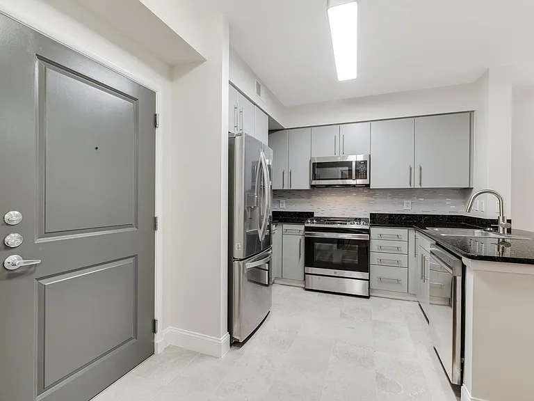 1021 N Garfield St — Photo 5
