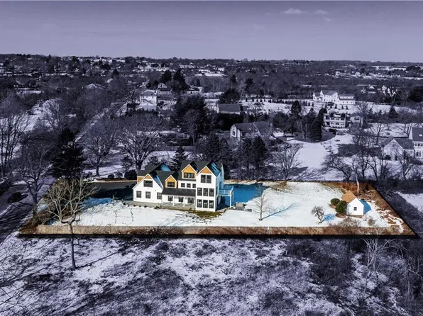 262 Peckham Ave, Middletown, RI 02842