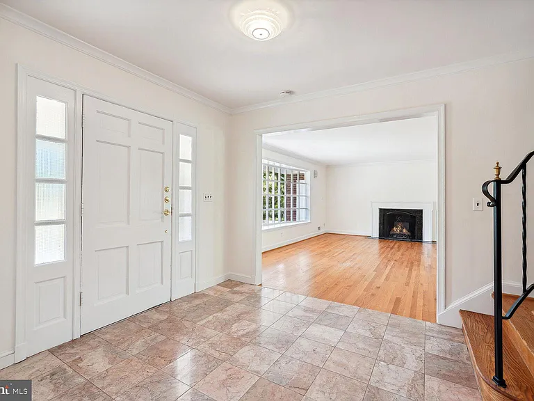 7001 Longwood Dr — Photo 2