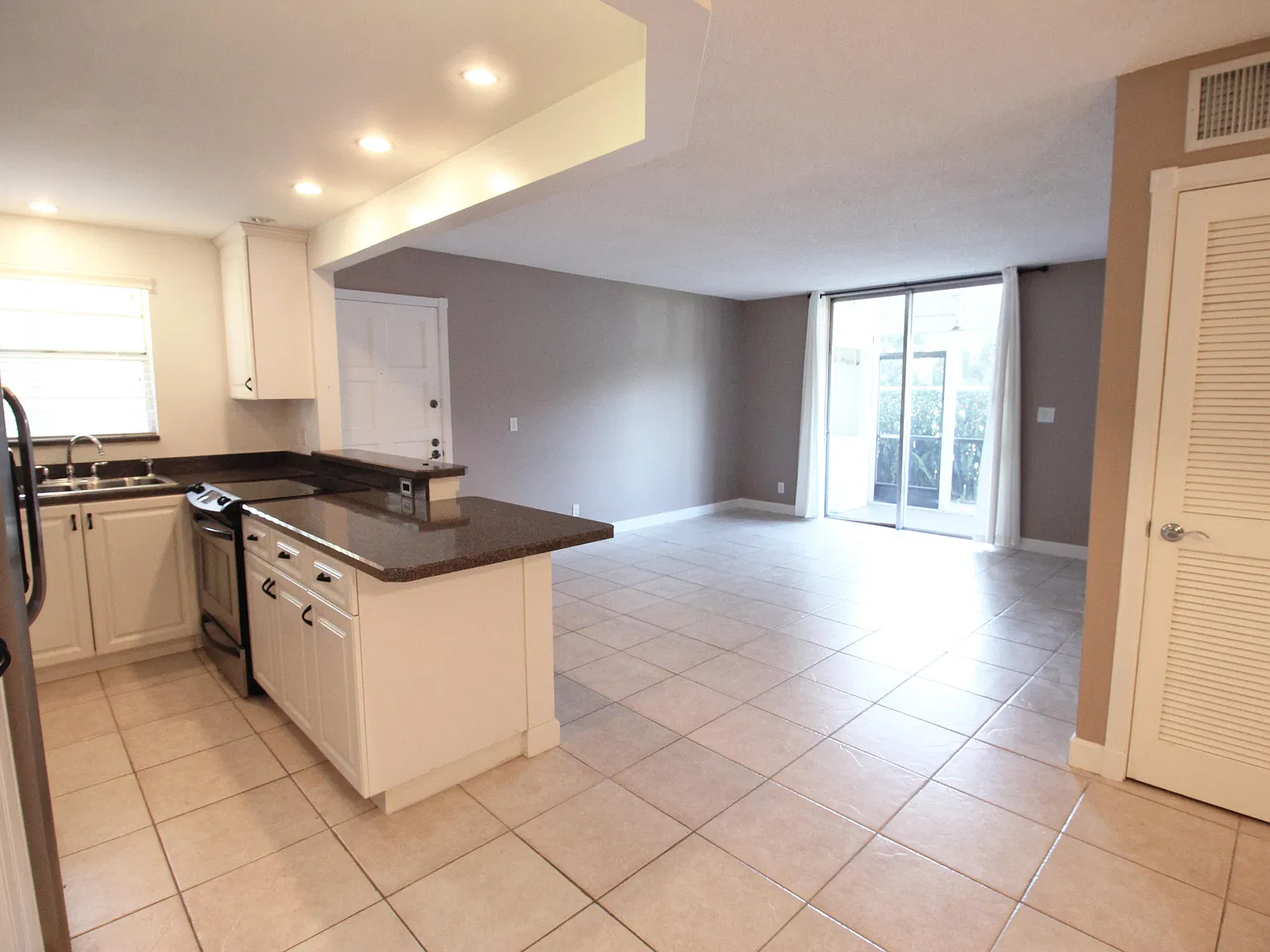 2 bed, 2.0 bath, 978 sqft, $2,200 — Photo 3