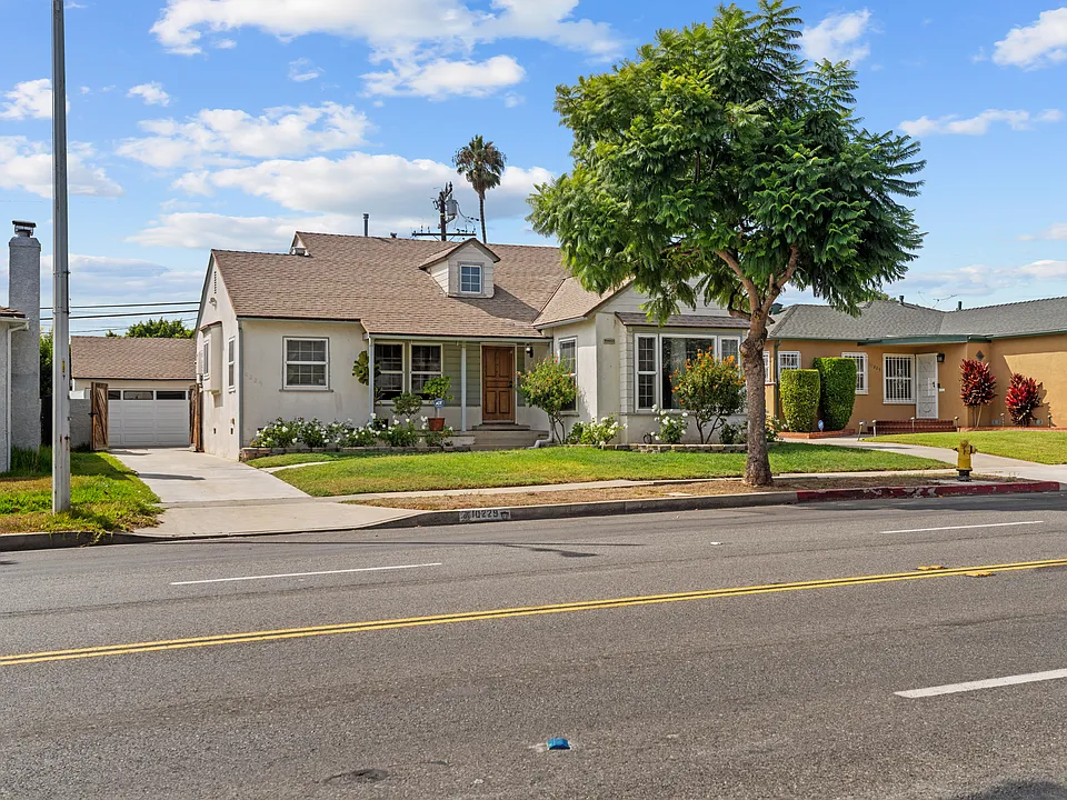 10229 S Van Ness Ave