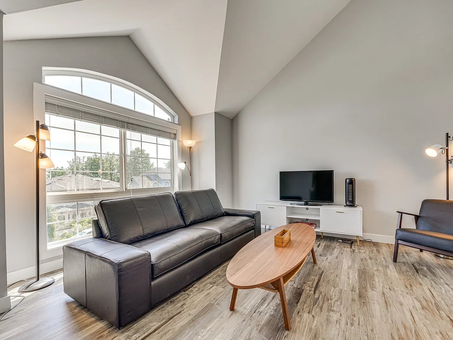 4 bed, 2.5 bath, 2550 sqft, $5,000 — Photo 3