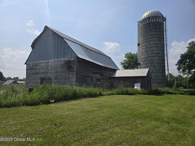 5th image of 1056 Carlisle Road