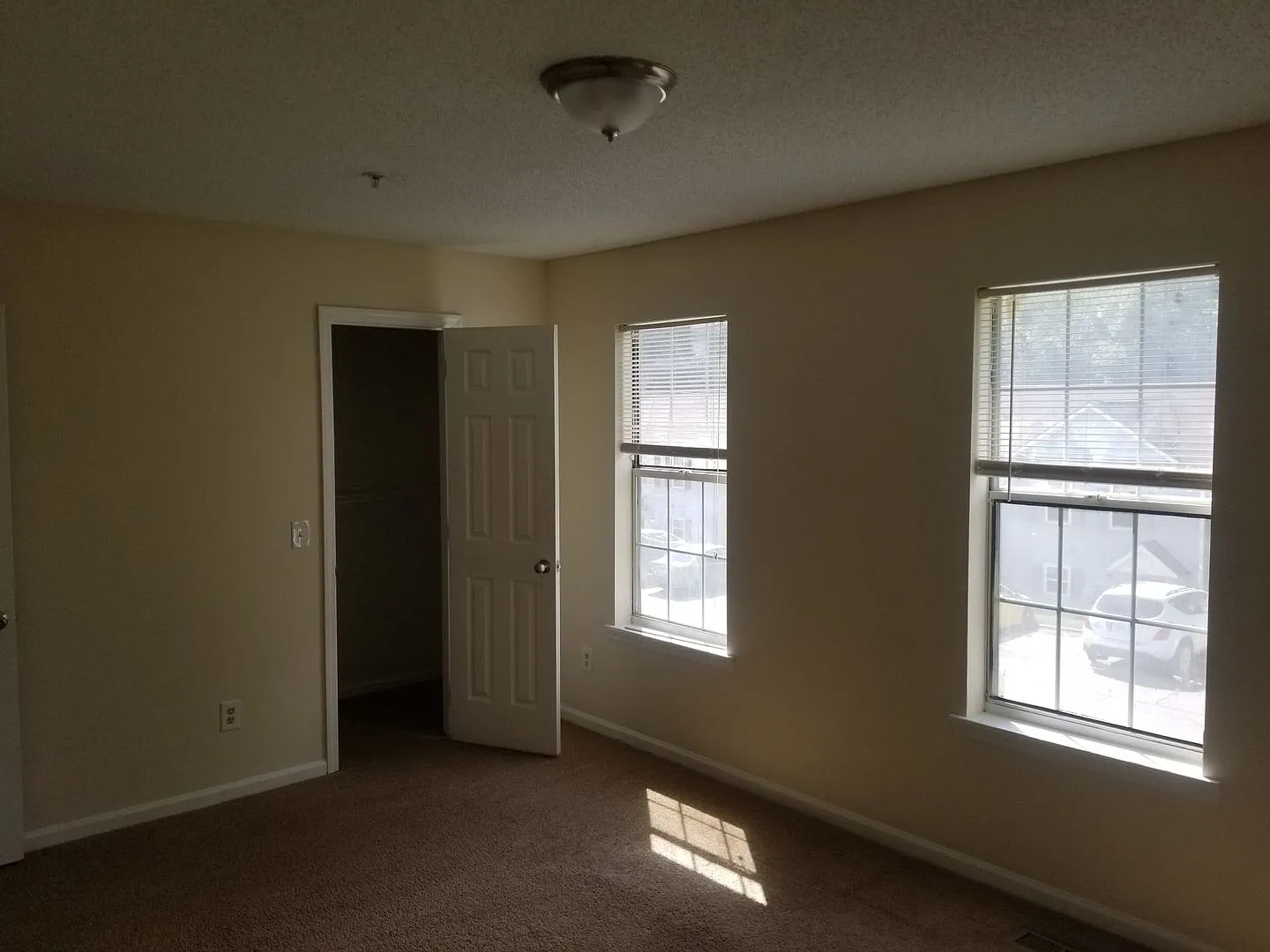 Spacious 3-Bedroom Townhome Section 8 Accepted! — Photo 2