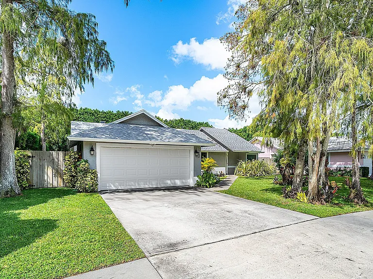 1252 Raintree Ln — Photo 2
