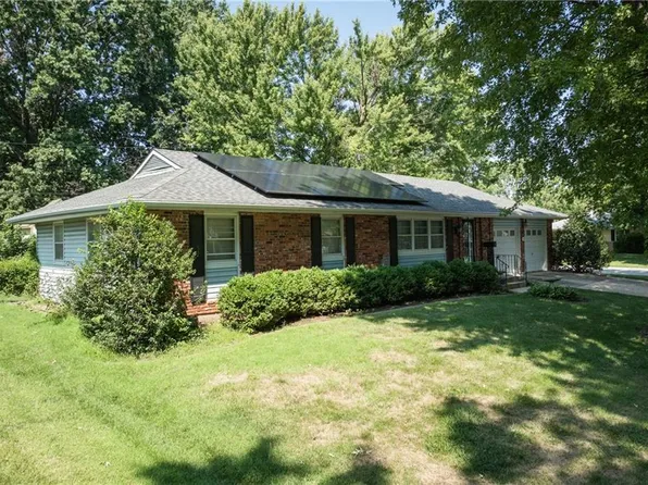110 S Queen Ridge Dr, Independence, MO 64050