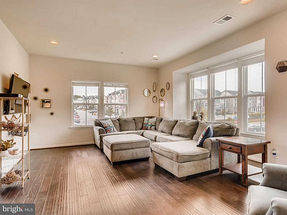 5th image of 502 Fox River Hills Way