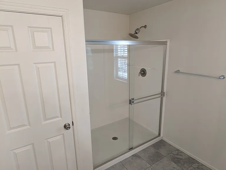 47 E Constitution Dr — Photo 38