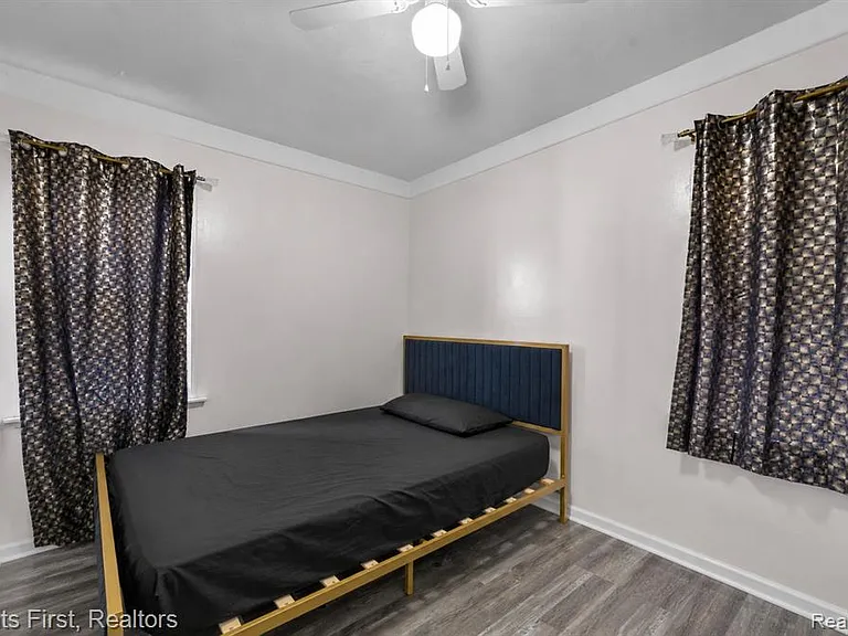 24047 Stanford St — Photo 12