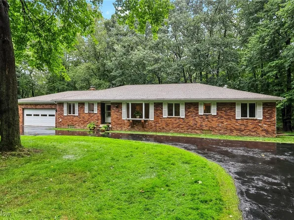 559 Houghton Rd, Sagamore Hills, OH 44067