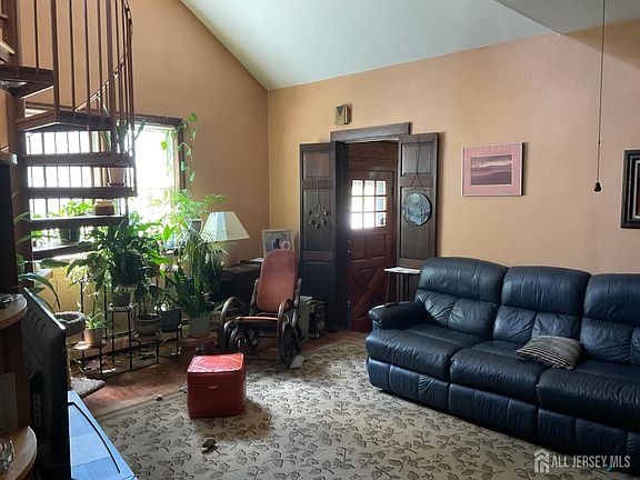 5th image of 215 Gatzmer Ave
