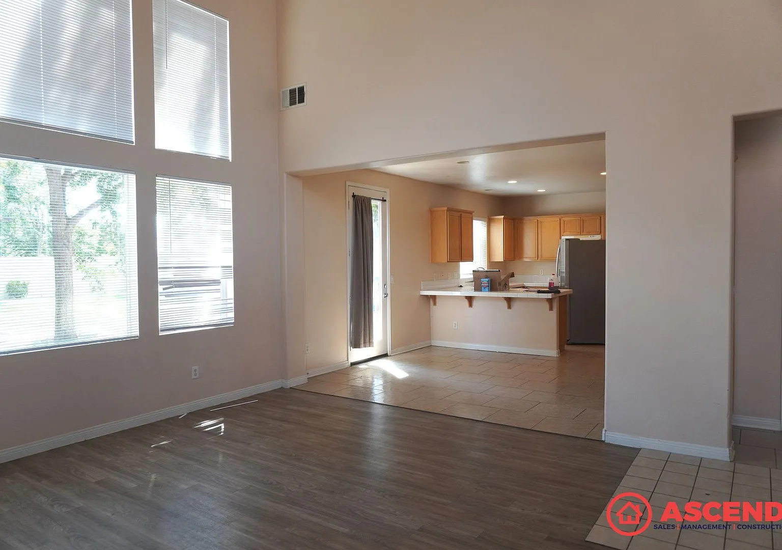 Charming 4-Bedroom, 2.5-Bath Home in 93311 Gardener Included! — Photo 2