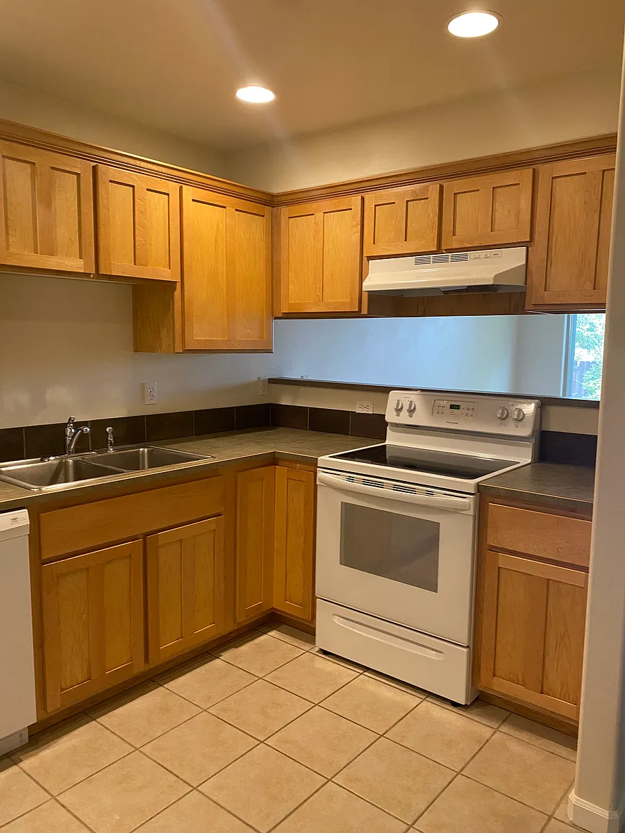 Building Photo - 846 NE Hidden Valley Dr #1