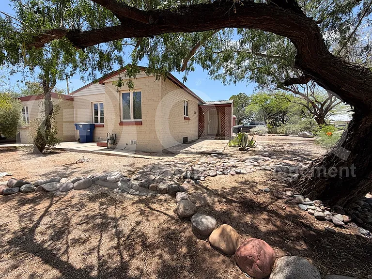 2926 E Waverly St — Photo 2