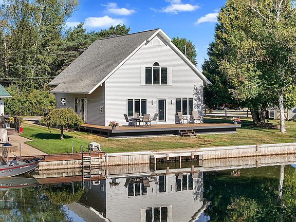 2nd image of 424 Ottawa Ln