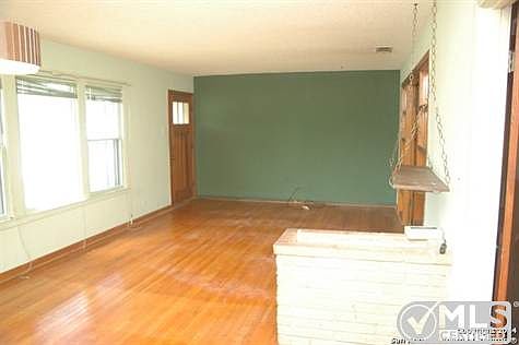 4th image of 300 Aviation Ave