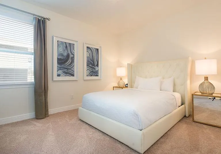 Suite 5: 1 Queen Size Bed 60"*80"