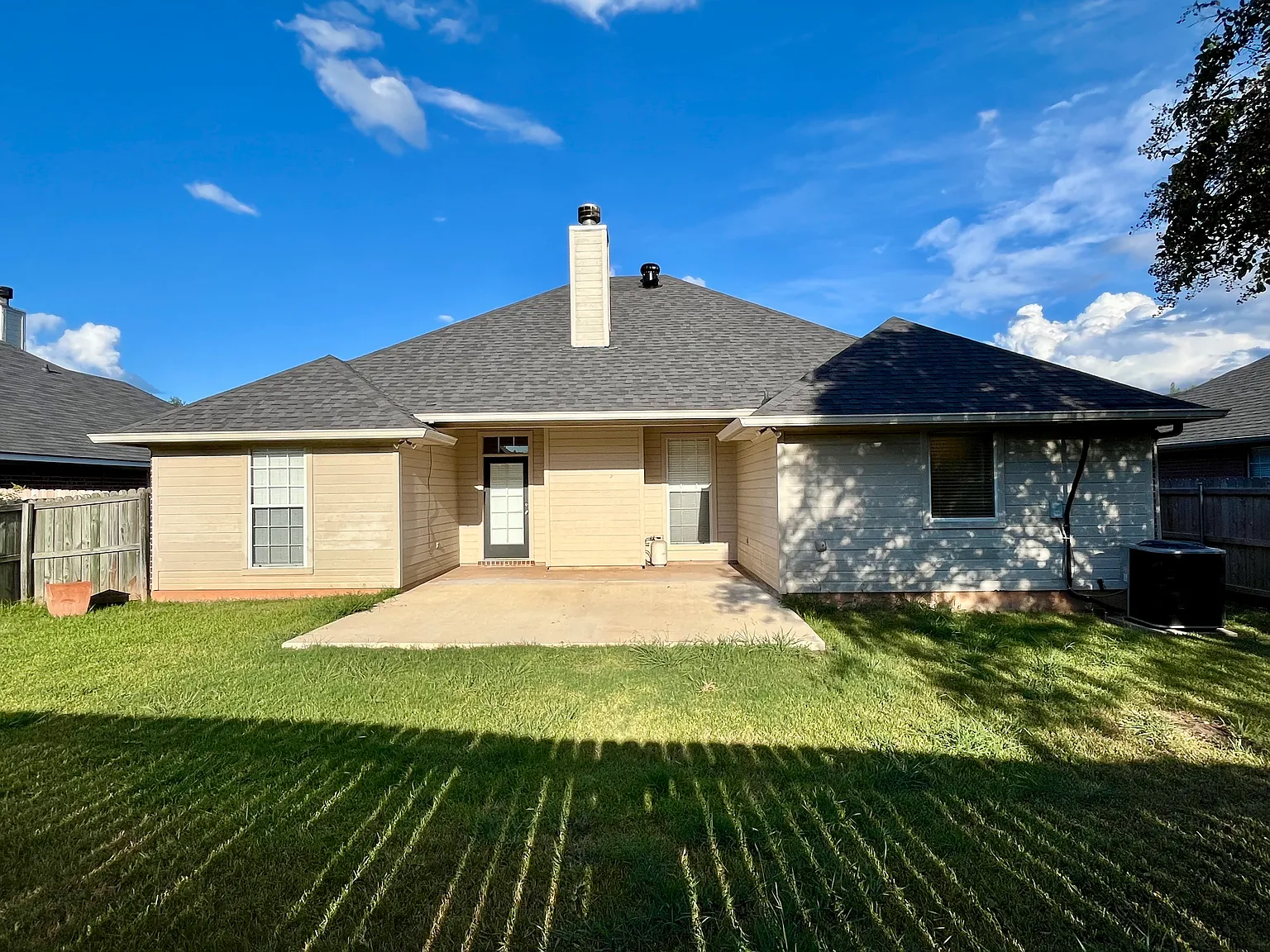 3 bed, 1415 sqft, $2,050 — Photo 2