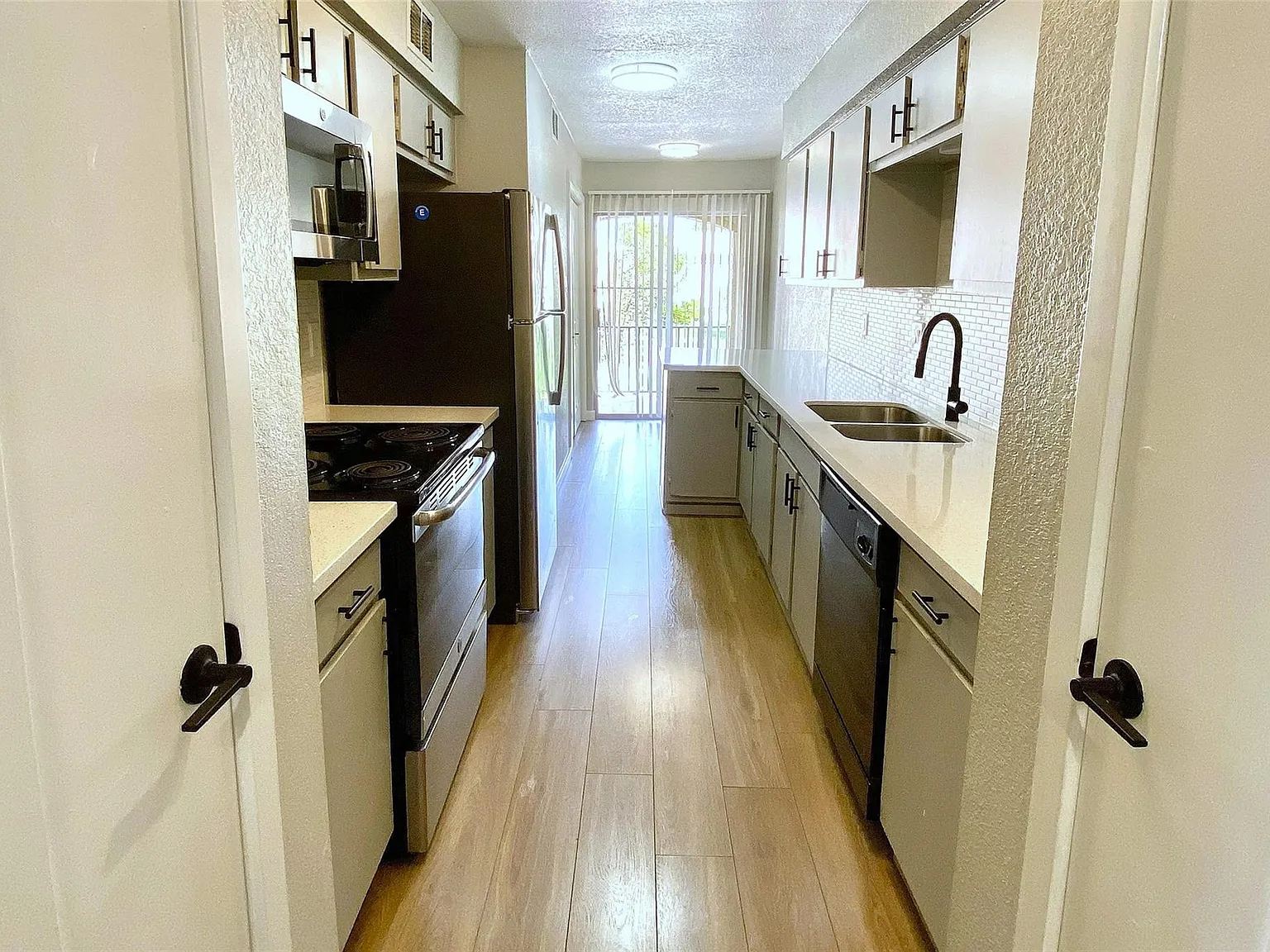 3 bed, 2.0 bath, 1373 sqft, $1,390 — Photo 2