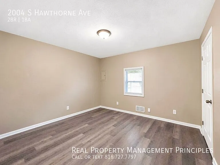 2004 S Hawthorne Ave — Photo 6