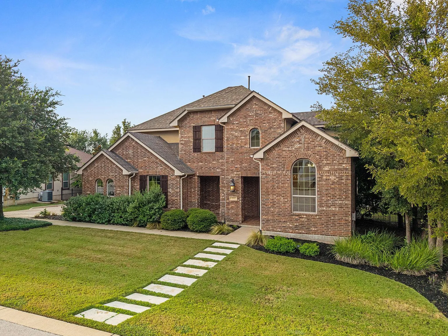 4 bed, 3.5 bath, 3169 sqft, $3,700 — Photo 2