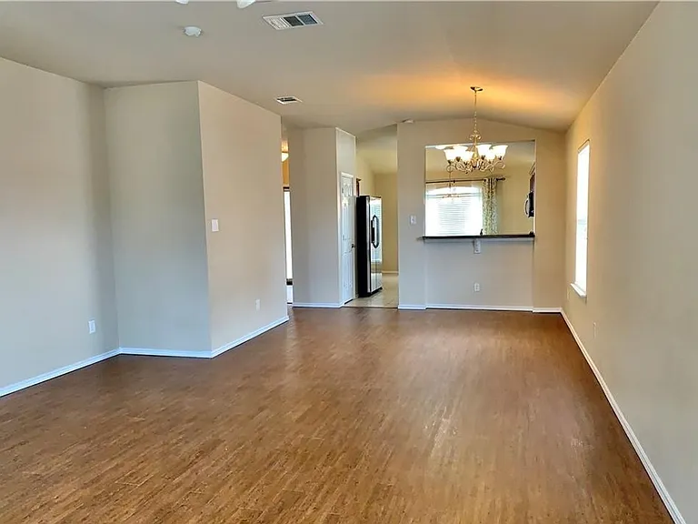 2103 Scott Dr — Photo 2