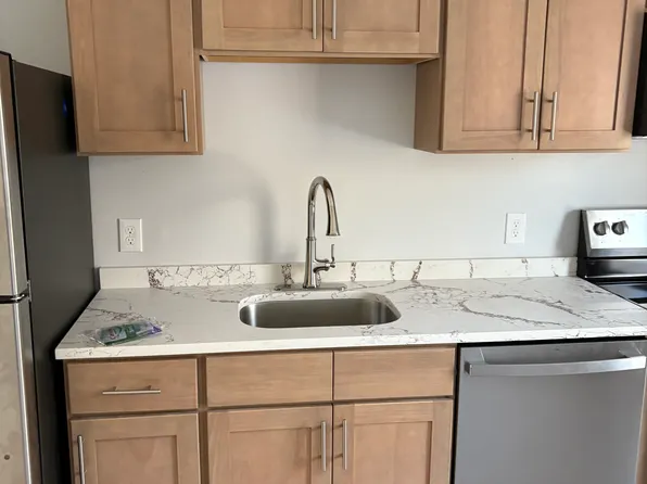 2 Kirlin Pl #104, Pelham, NH 03076
