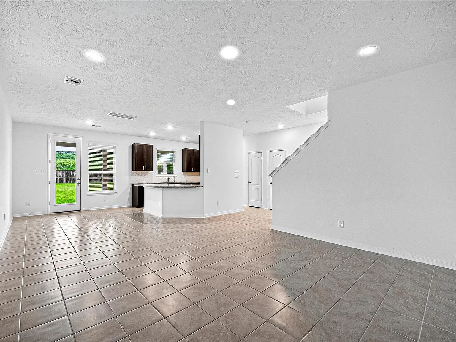 3 bed, 2.5 bath, 1694 sqft, $2,300 — Photo 4