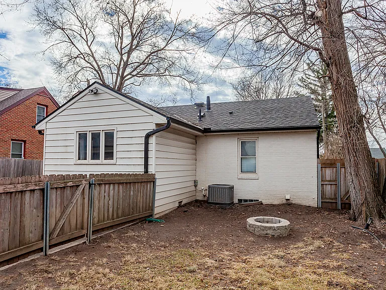 1829 Locust St — Photo 2