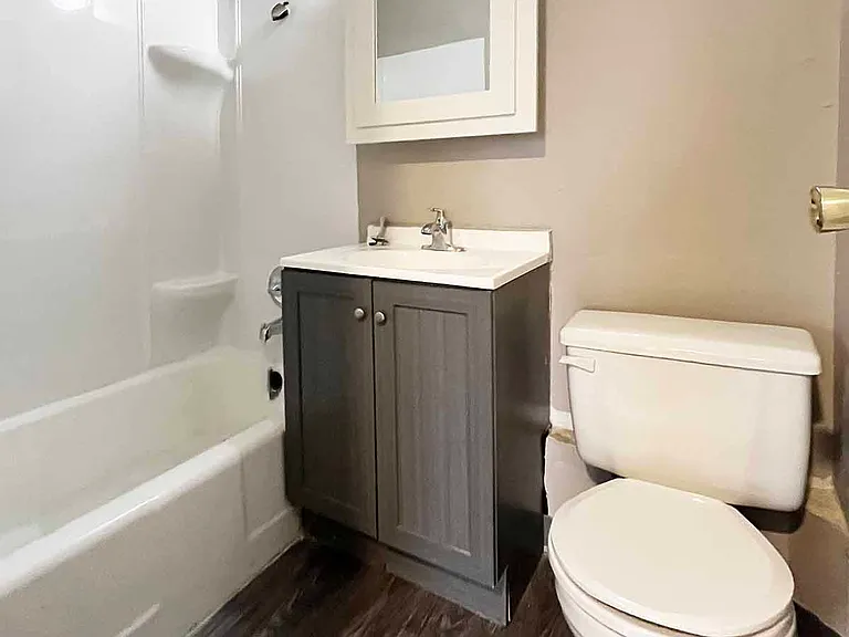 Knollcrest Apartments — Photo 9