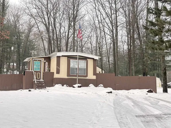 682 Pine St, Harrison, MI 48625