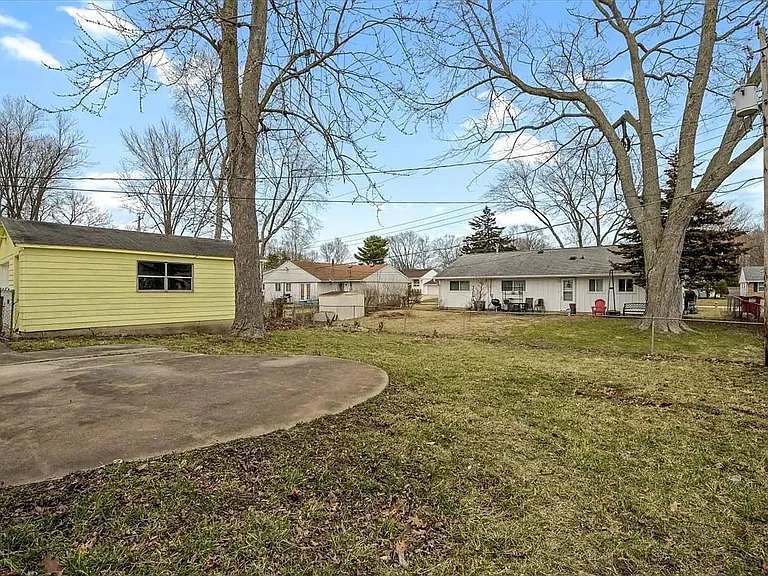 810 Centennial Dr — Photo 4