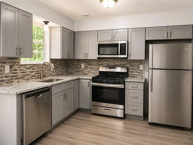135 Barrington Dr E — Photo 3