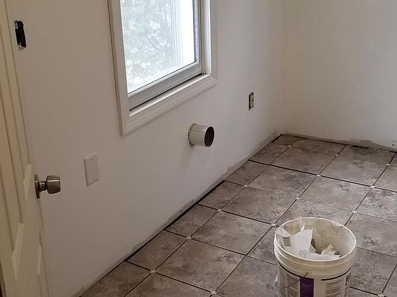 2nd image of 398 Weaver St #B