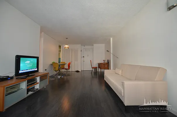 Sold by Manhattan Realty Group | media 2